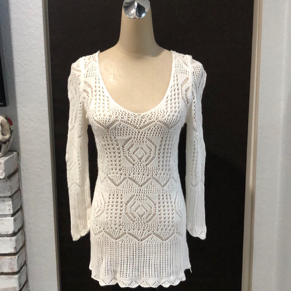 White long sleeves sweater.